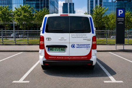 Toyota przekazuje elektrycznego PROACE Verso Centrum Zdrowia Dziecka