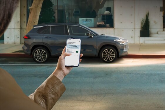Toyota uruchamia pilotażowy program Full Hybrid Insurance. Efektywna jazda hybrydą może obniżyć koszt ubezpieczenia nawet o 15%