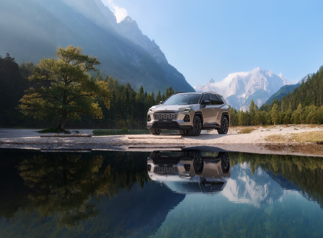 Toyota uruchamia pilotażowy program Full Hybrid Insurance. Efektywna jazda hybrydą może obniżyć koszt ubezpieczenia nawet o 15%