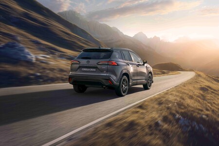 Toyota uruchamia pilotażowy program Full Hybrid Insurance. Efektywna jazda hybrydą może obniżyć koszt ubezpieczenia nawet o 15%