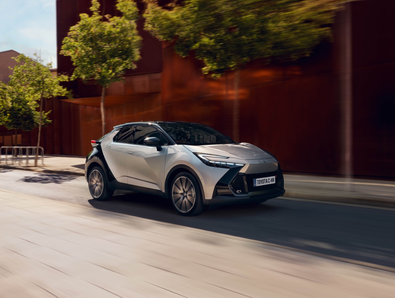 Toyota uruchamia pilotażowy program Full Hybrid Insurance. Efektywna jazda hybrydą może obniżyć koszt ubezpieczenia nawet o 15%