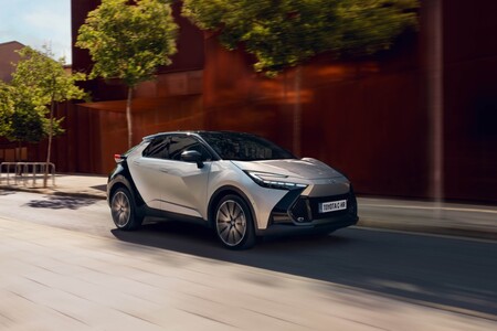 Toyota uruchamia pilotażowy program Full Hybrid Insurance. Efektywna jazda hybrydą może obniżyć koszt ubezpieczenia nawet o 15%
