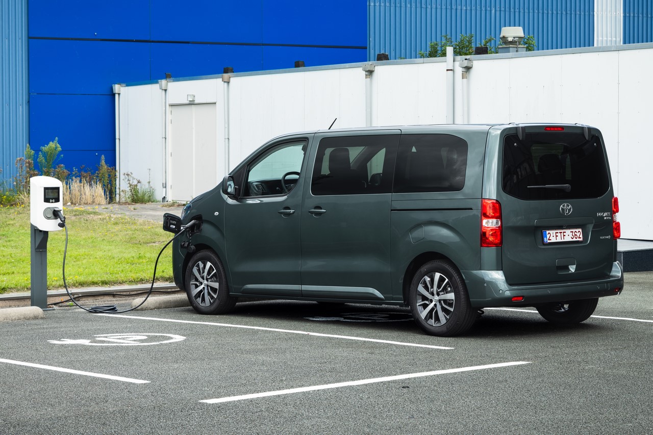 Dwa modele Toyoty Professional w Top10 rynku LCV i pozycja lidera w kategorii elektrycznych vanów