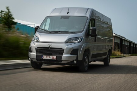 Dwa modele Toyoty Professional w Top10 rynku LCV i pozycja lidera w kategorii elektrycznych vanów