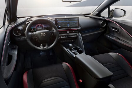 Hybrydowa Toyota C-HR z jeszcze wyższymi rabatami. Oszczędny napęd, bogate wyposażenie i ponad 17 000 zł korzyści
