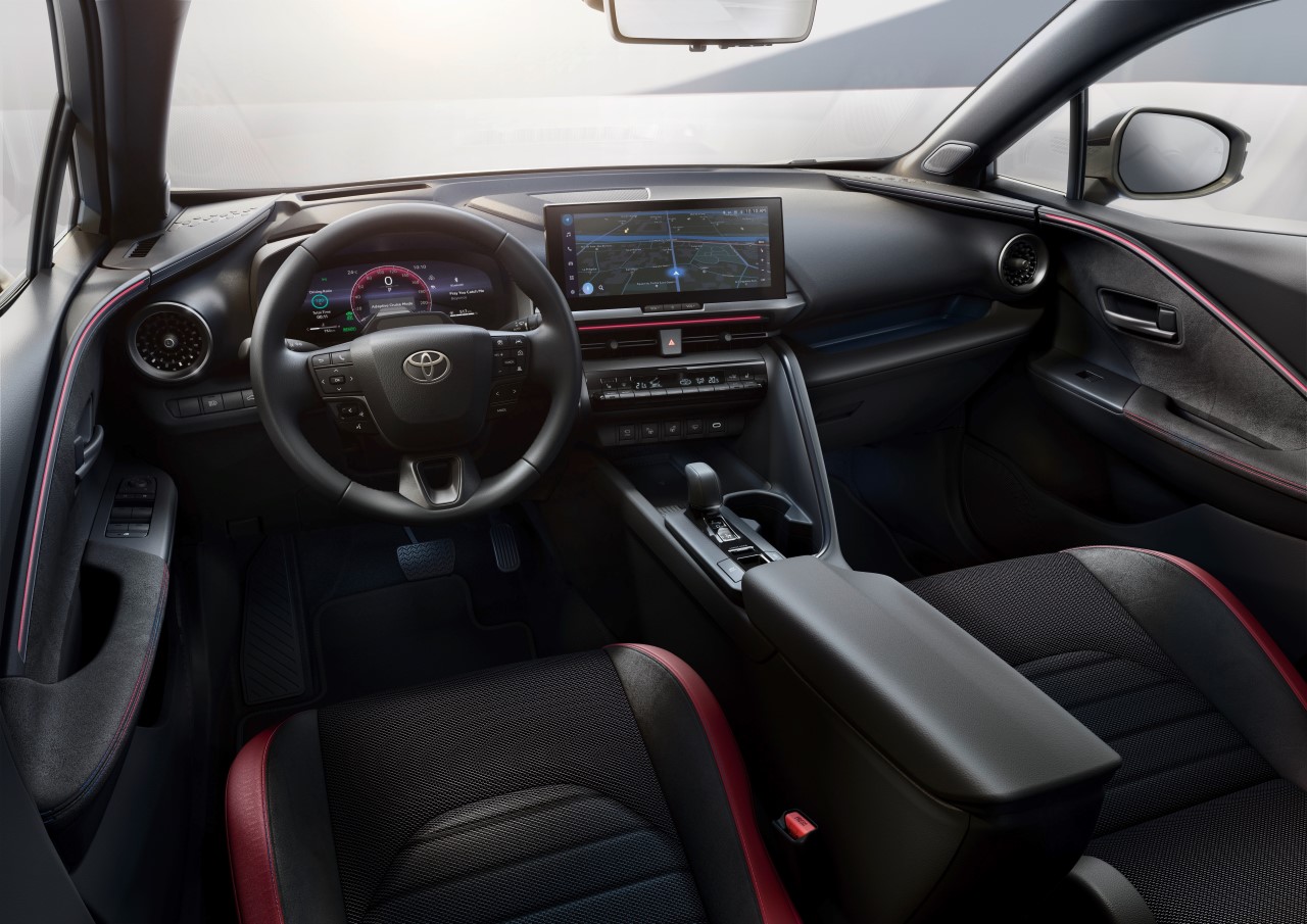 Hybrydowa Toyota C-HR z jeszcze wyższymi rabatami. Oszczędny napęd, bogate wyposażenie i ponad 17 000 zł korzyści