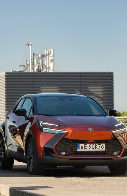 Hybrydowa Toyota C-HR z jeszcze wyższymi rabatami. Oszczędny napęd, bogate wyposażenie i ponad 17 000 zł korzyści