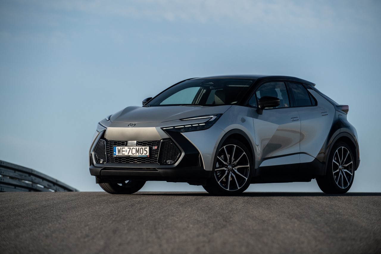 Hybrydowa Toyota C-HR z jeszcze wyższymi rabatami. Oszczędny napęd, bogate wyposażenie i ponad 17 000 zł korzyści