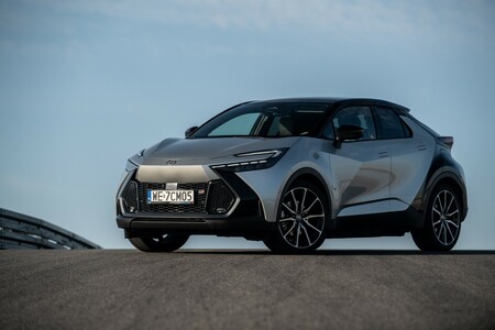 Hybrydowa Toyota C-HR z jeszcze wyższymi rabatami. Oszczędny napęd, bogate wyposażenie i ponad 17 000 zł korzyści