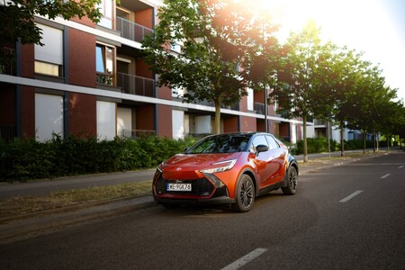 Hybrydowa Toyota C-HR z jeszcze wyższymi rabatami. Oszczędny napęd, bogate wyposażenie i ponad 17 000 zł korzyści