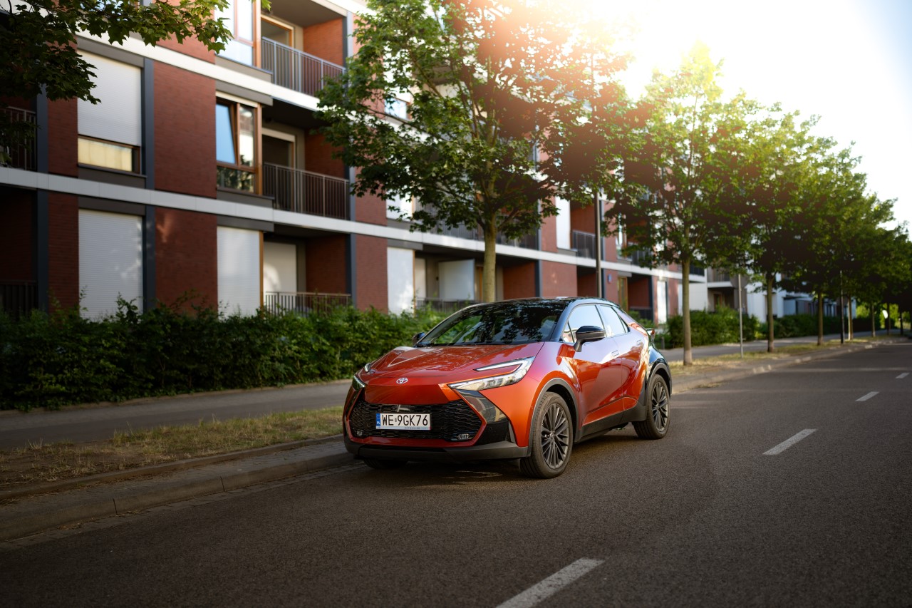 Hybrydowa Toyota C-HR z jeszcze wyższymi rabatami. Oszczędny napęd, bogate wyposażenie i ponad 17 000 zł korzyści