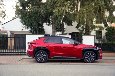 Elektryzujące Premiery na Dniach Otwartych w salonach Toyoty. Nowy bZ4X Touring z wysokim rabatem i specjalnym Leasingiem KINTO One
