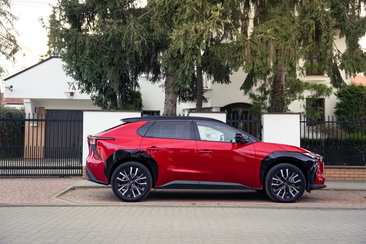 Elektryzujące Premiery na Dniach Otwartych w salonach Toyoty. Nowy bZ4X Touring z wysokim rabatem i specjalnym Leasingiem KINTO One