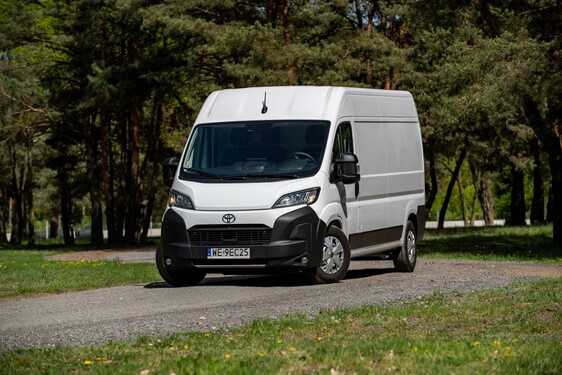 Toyota PROACE MAX z rabatem nawet do 61 980 zł netto. Ostatnie egzemplarze z 2025 roku produkcji