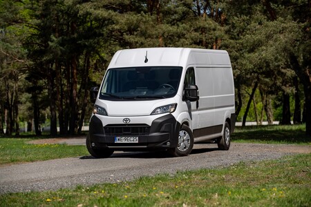 Toyota PROACE MAX z rabatem nawet do 61 980 zł netto. Ostatnie egzemplarze z 2025 roku produkcji