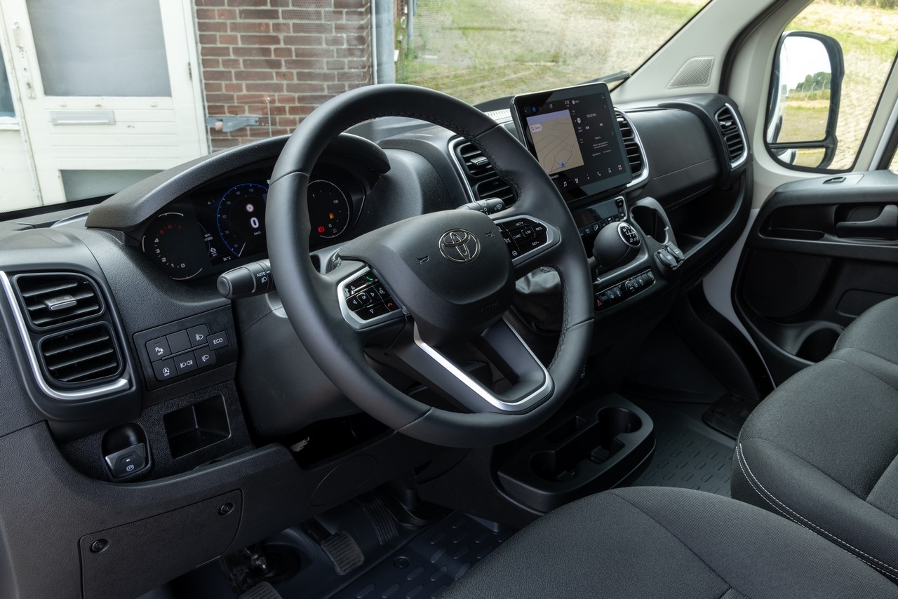 Toyota PROACE MAX z rabatem nawet do 61 980 zł netto. Ostatnie egzemplarze z 2025 roku produkcji