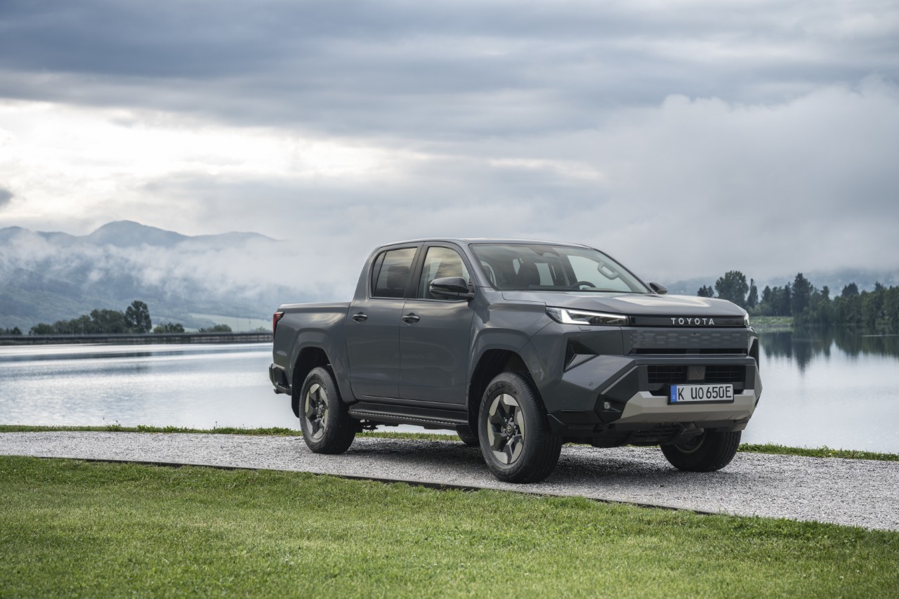 Nowa Toyota Hilux. Wydajne napędy, doskonałe możliwości terenowe i wnętrze inspirowane Land Cruiserem