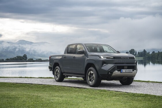 Nowa Toyota Hilux. Wydajne napędy, doskonałe możliwości terenowe i wnętrze inspirowane Land Cruiserem
