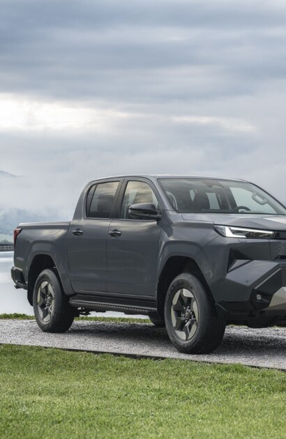 Nowa Toyota Hilux. Wydajne napędy, doskonałe możliwości terenowe i wnętrze inspirowane Land Cruiserem