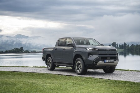 Nowa Toyota Hilux. Wydajne napędy, doskonałe możliwości terenowe i wnętrze inspirowane Land Cruiserem