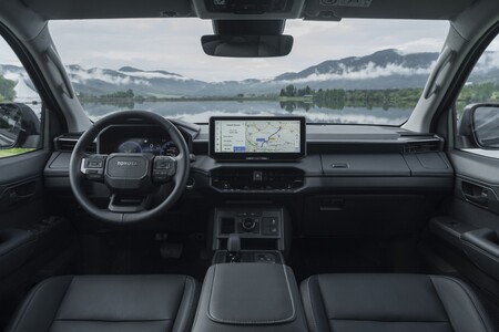 Nowa Toyota Hilux. Wydajne napędy, doskonałe możliwości terenowe i wnętrze inspirowane Land Cruiserem