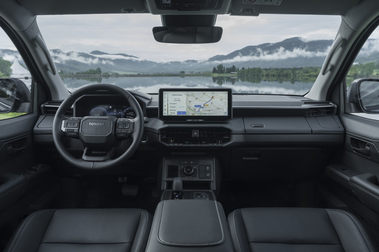 Nowa Toyota Hilux. Wydajne napędy, doskonałe możliwości terenowe i wnętrze inspirowane Land Cruiserem