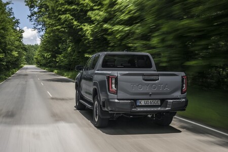 Nowa Toyota Hilux. Wydajne napędy, doskonałe możliwości terenowe i wnętrze inspirowane Land Cruiserem