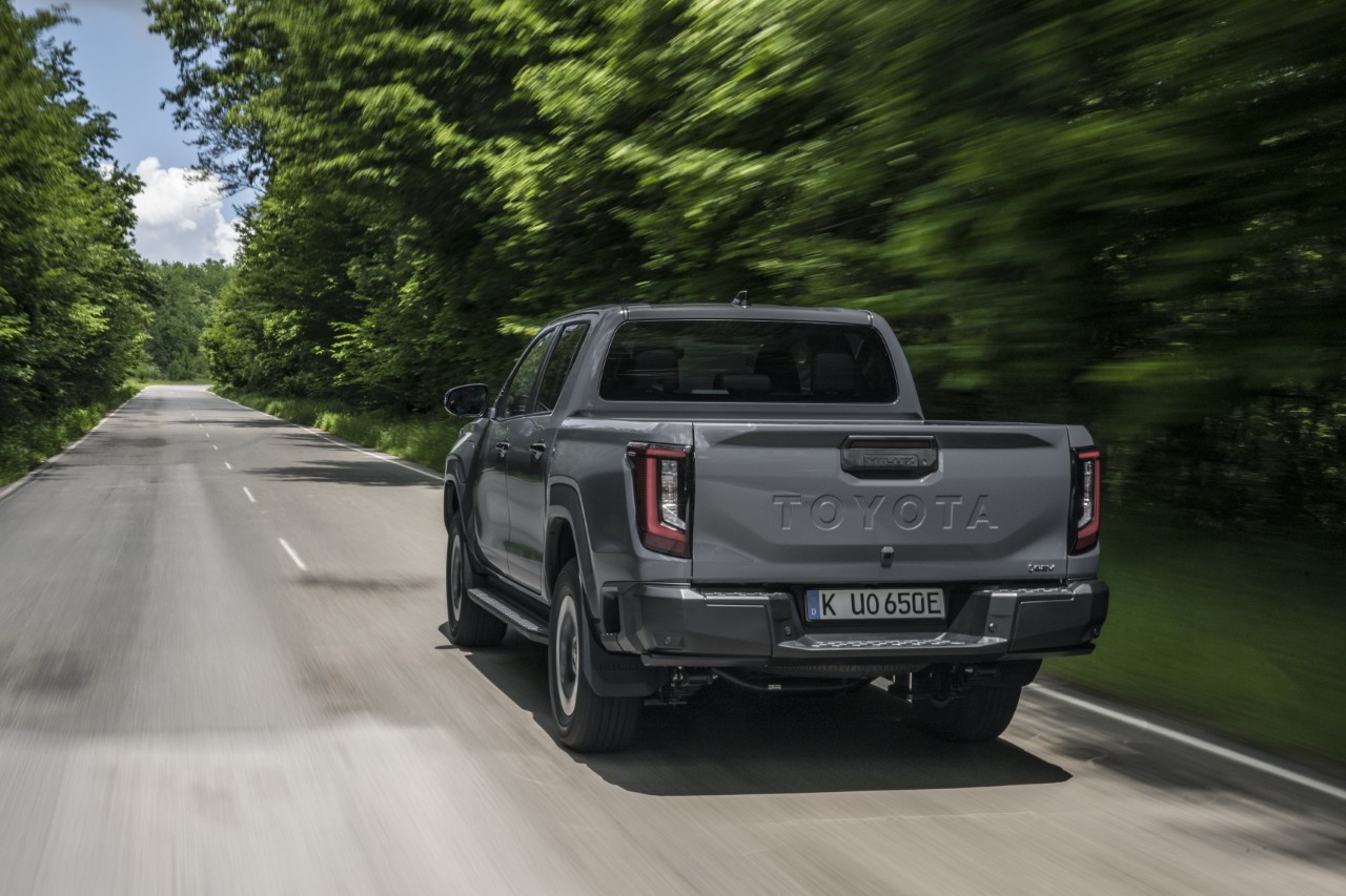 Nowa Toyota Hilux. Wydajne napędy, doskonałe możliwości terenowe i wnętrze inspirowane Land Cruiserem