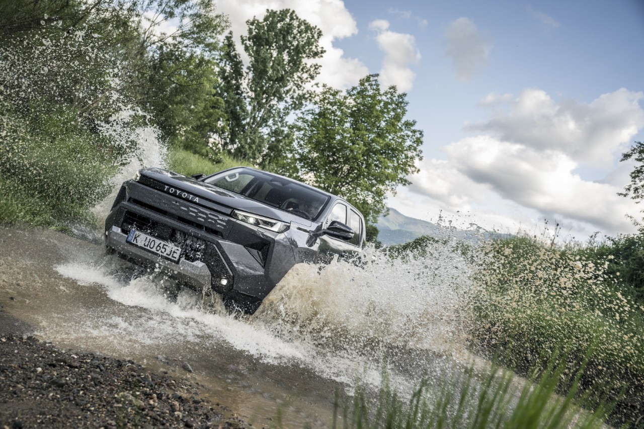 Nowa Toyota Hilux. Wydajne napędy, doskonałe możliwości terenowe i wnętrze inspirowane Land Cruiserem