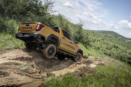 Nowa Toyota Hilux. Wydajne napędy, doskonałe możliwości terenowe i wnętrze inspirowane Land Cruiserem