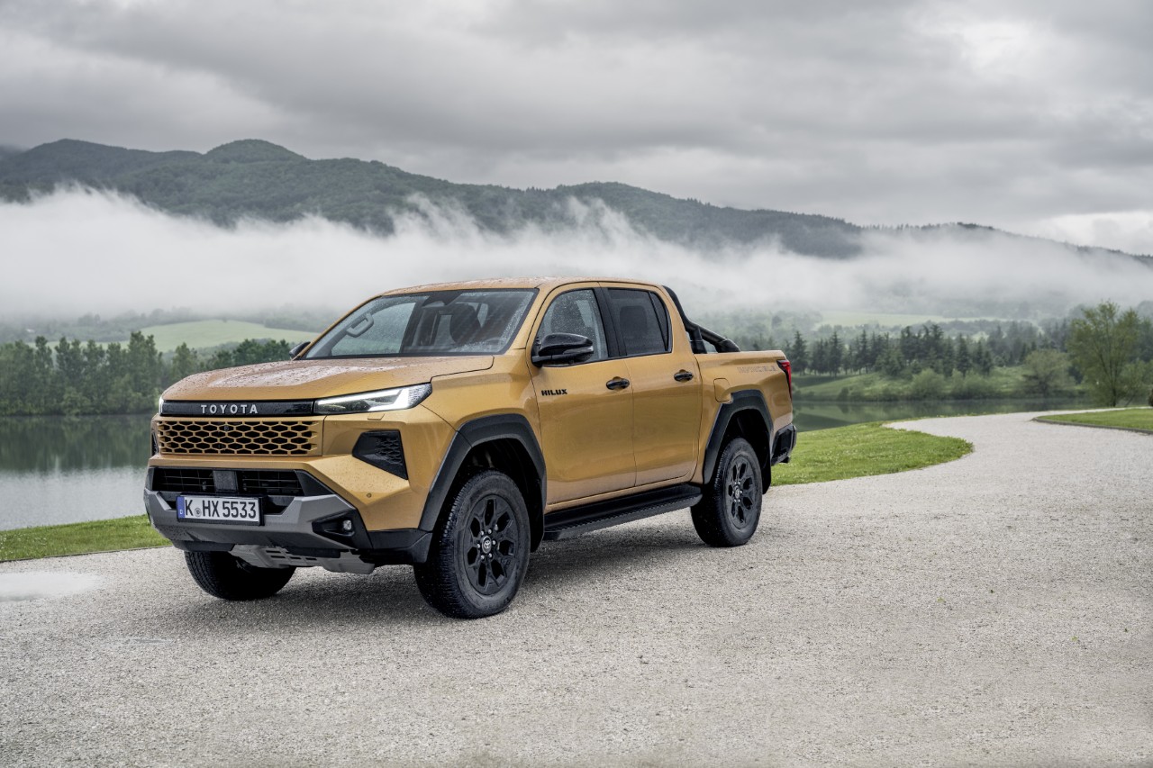 Nowa Toyota Hilux. Wydajne napędy, doskonałe możliwości terenowe i wnętrze inspirowane Land Cruiserem