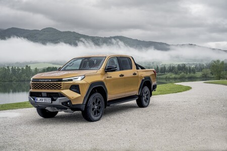 Nowa Toyota Hilux. Wydajne napędy, doskonałe możliwości terenowe i wnętrze inspirowane Land Cruiserem
