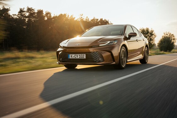 Toyota Camry komfortowym i niezawodnym partnerem dla biznesu. Wydajna hybryda to oszczędność w firmie na co dzień