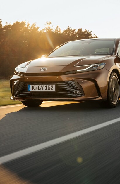 Toyota Camry komfortowym i niezawodnym partnerem dla biznesu. Wydajna hybryda to oszczędność w firmie na co dzień