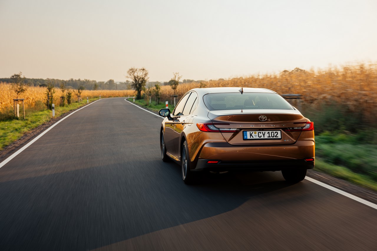 Toyota Camry komfortowym i niezawodnym partnerem dla biznesu. Wydajna hybryda to oszczędność w firmie na co dzień