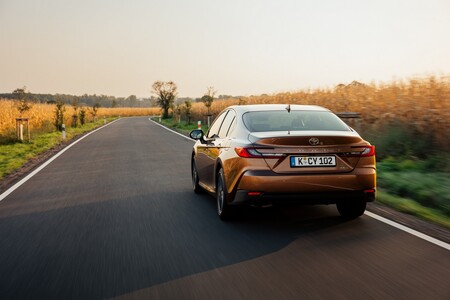 Toyota Camry komfortowym i niezawodnym partnerem dla biznesu. Wydajna hybryda to oszczędność w firmie na co dzień