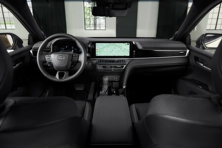Toyota Camry komfortowym i niezawodnym partnerem dla biznesu. Wydajna hybryda to oszczędność w firmie na co dzień