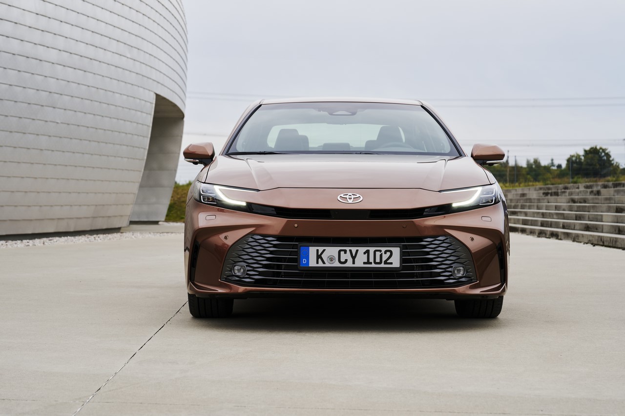 Toyota Camry komfortowym i niezawodnym partnerem dla biznesu. Wydajna hybryda to oszczędność w firmie na co dzień