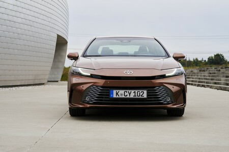 Toyota Camry komfortowym i niezawodnym partnerem dla biznesu. Wydajna hybryda to oszczędność w firmie na co dzień