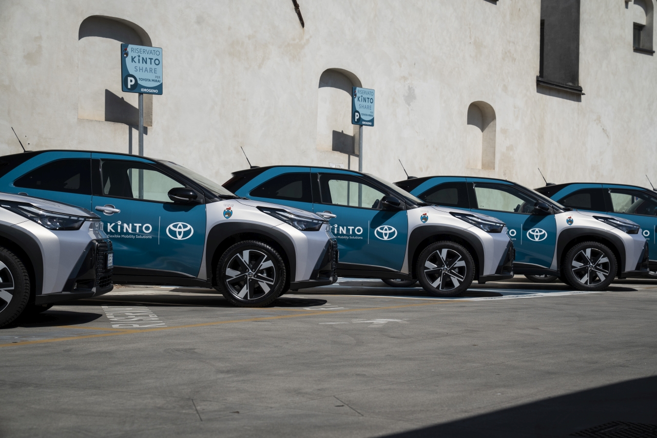 Od Aygo X Hybrid po Mirai na wodór. 50 zelektryfikowanych Toyot w carsharingu w Wenecji