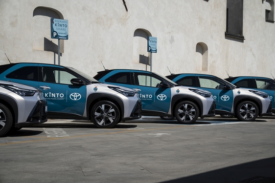 Od Aygo X Hybrid po Mirai na wodór. 50 zelektryfikowanych Toyot w carsharingu w Wenecji