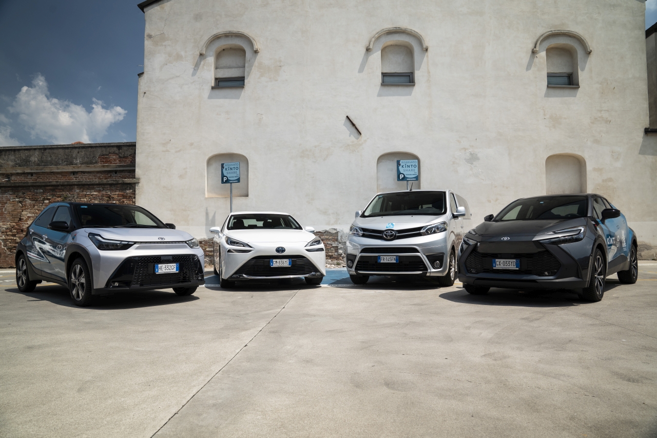 Od Aygo X Hybrid po Mirai na wodór. 50 zelektryfikowanych Toyot w carsharingu w Wenecji