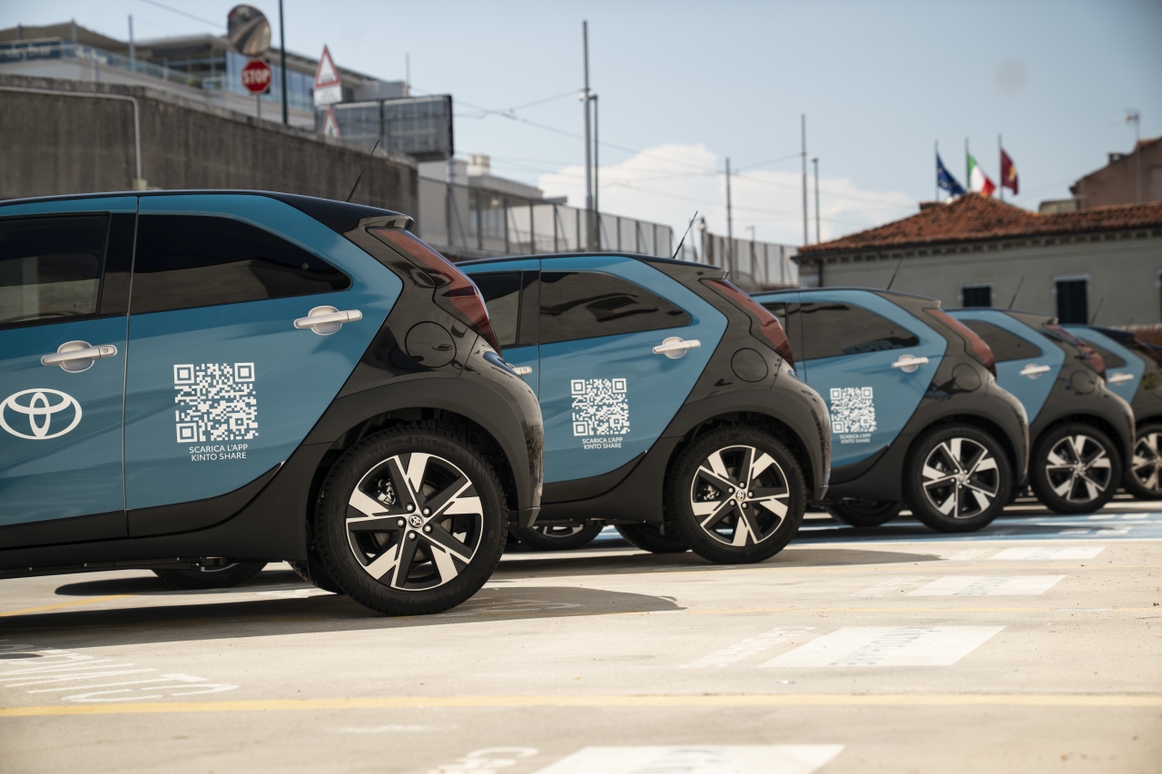 Od Aygo X Hybrid po Mirai na wodór. 50 zelektryfikowanych Toyot w carsharingu w Wenecji