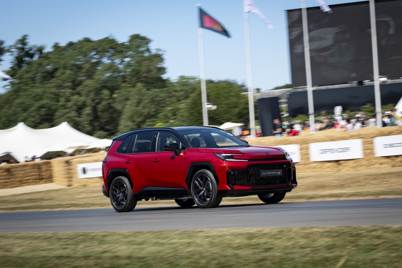 GR GT i GR GT3 zachwyciły fanów na Goodwood Festival of Speed 2026
