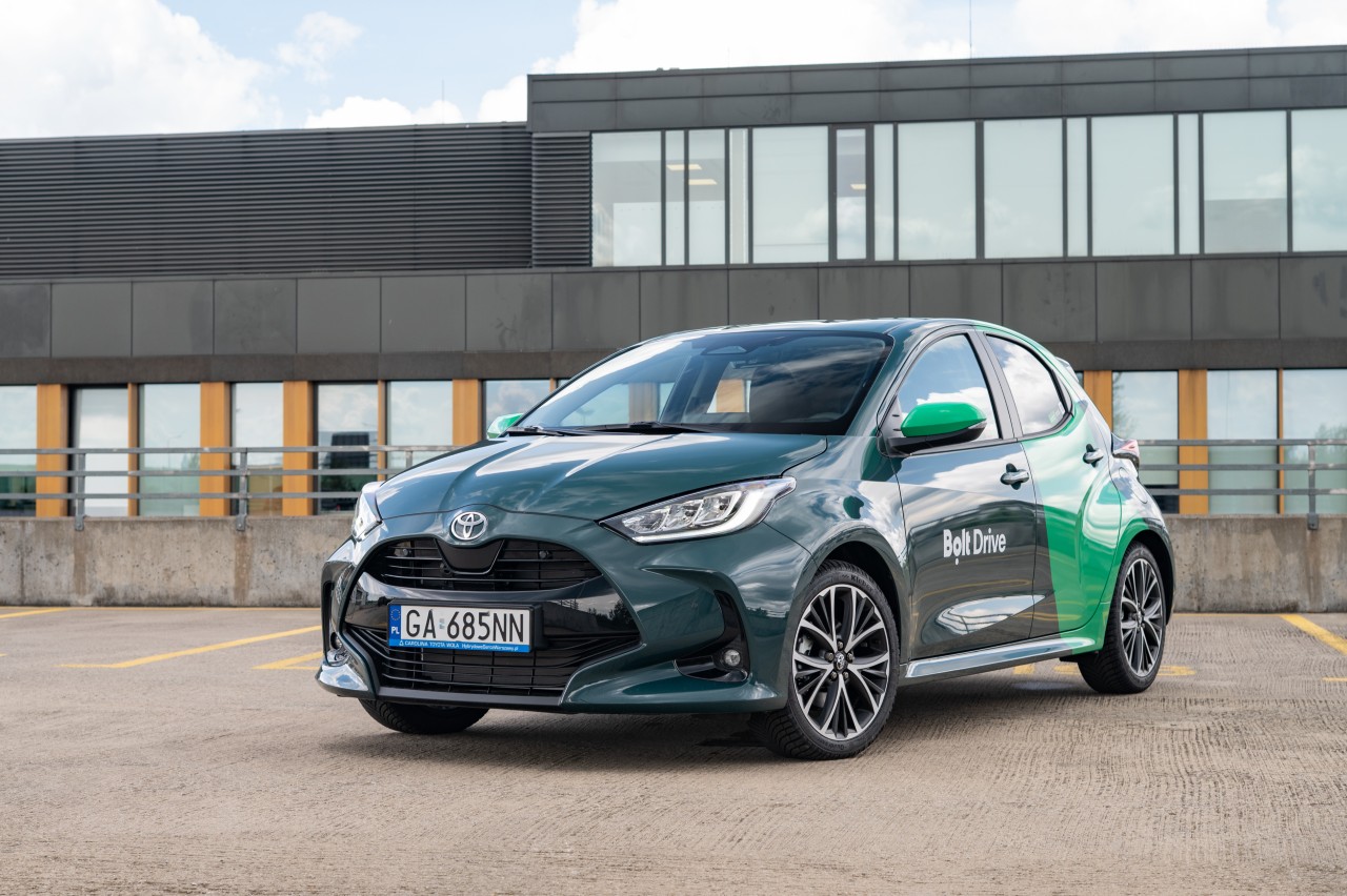 Ponad 500 hybrydowych Toyot we flocie Bolt Drive. Yaris i Yaris Cross w usłudze carsharingu w Warszawie
