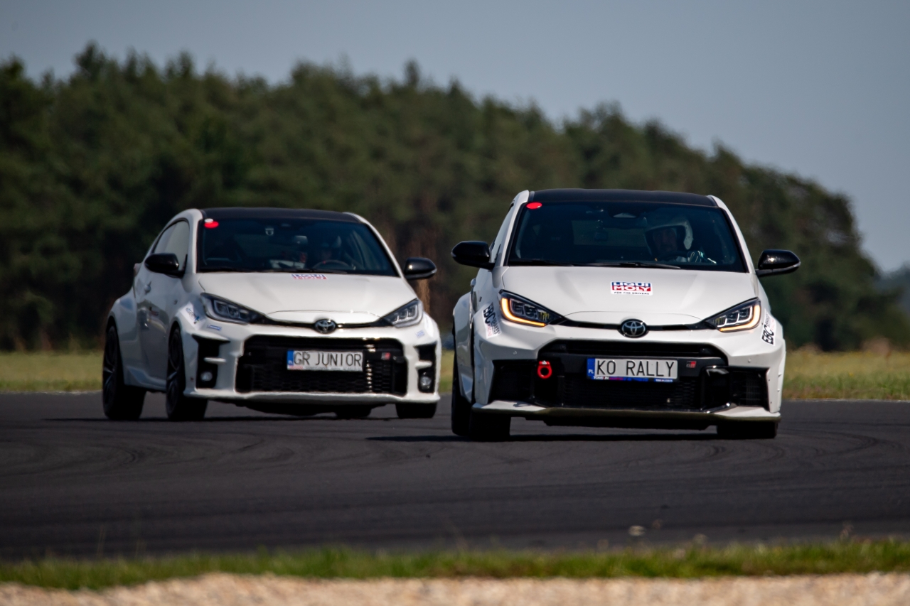 TOYOTA GR CUP 2026 na półmetku sezonu. Kolejni finaliści w rywalizacji torowej i digital motorsport