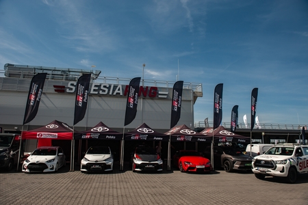 TOYOTA GR CUP 2026 na półmetku sezonu. Kolejni finaliści w rywalizacji torowej i digital motorsport