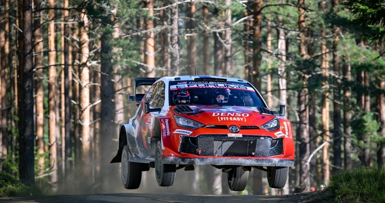 Sami Pajari ponownie triumfuje. Kierowcy TOYOTA GAZOO Racing World Rally Team zajęli całe podium Rajdu Finlandii