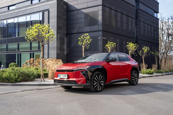 Toyota powiększa przewagę na polskim rynku motoryzacyjnym. Ogromny wzrost rejestracji samochodów elektrycznych