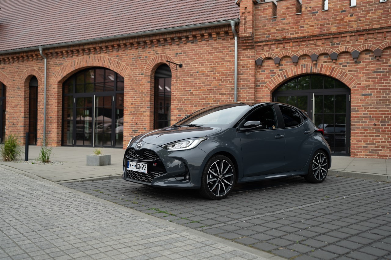 Toyota powiększa przewagę na polskim rynku motoryzacyjnym. Ogromny wzrost rejestracji samochodów elektrycznych